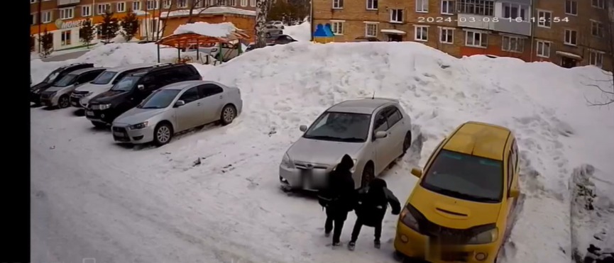 В Прокопьевске двое подростков прокололи колеса машин