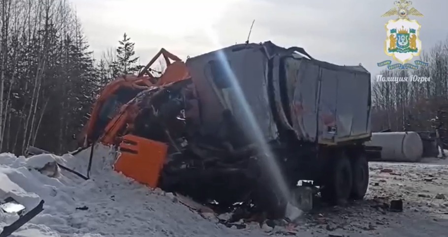 Цистерна перевернулась на автодороге в Югре