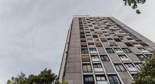 Пенсионерка в Новосибирске терроризирует соседей, обвиняя их в варке наркотиков