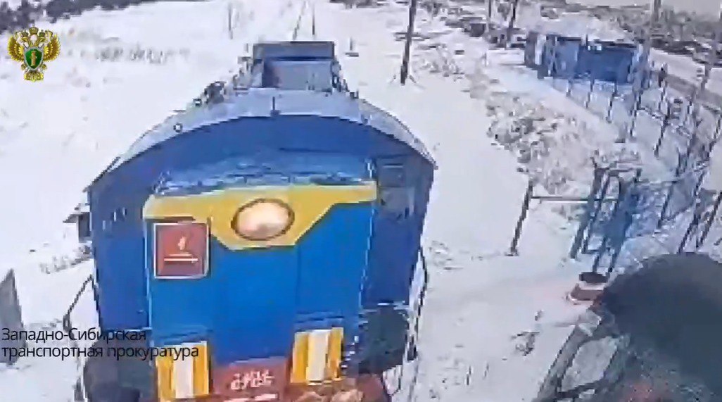 В Кузбассе после столкновения автобуса с тепловозом пострадали два человека