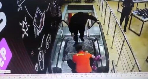 В новосибирском ТЦ маленькая девочка застряла в эскалаторе