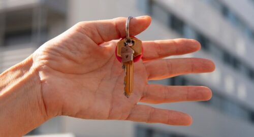 В центре Омска на продажу выставлен старинный особняк