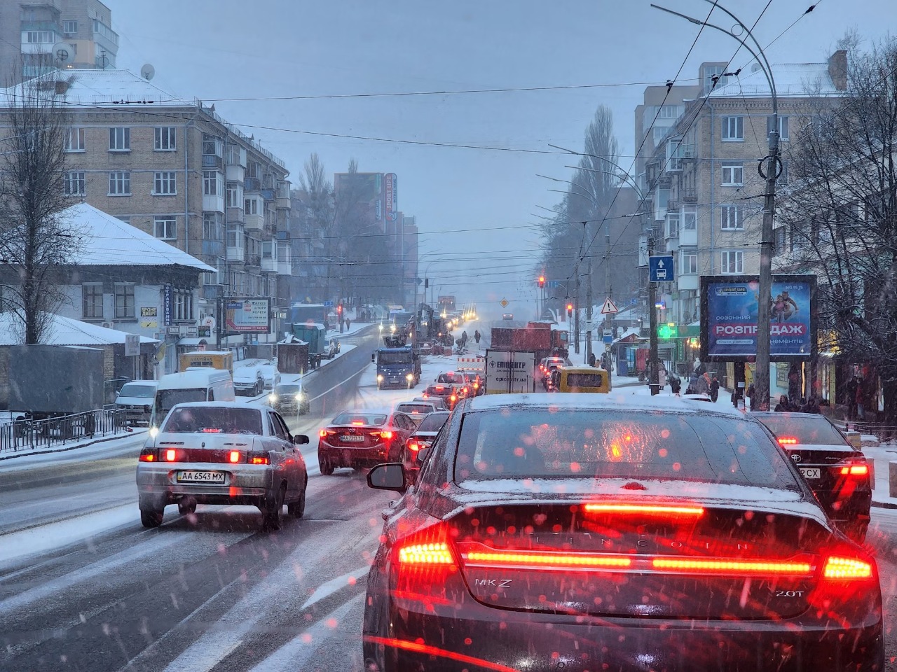 Из-за снегопада Тюмень сковали девятибалльные пробки