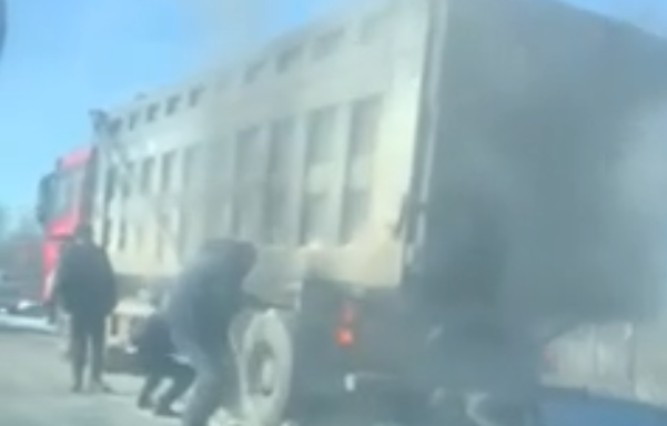 Пламя охватило грузовик на Велижанском тракте в Тюмени