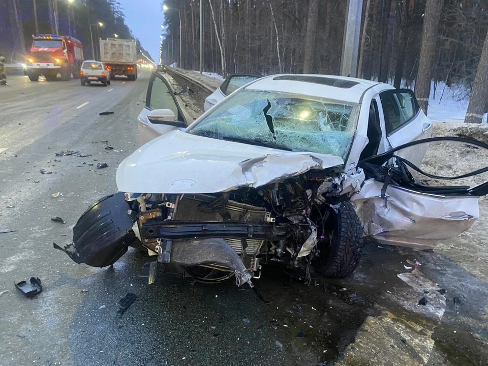 На трассе в Барнауле в лобовом столкновении погибли два человека