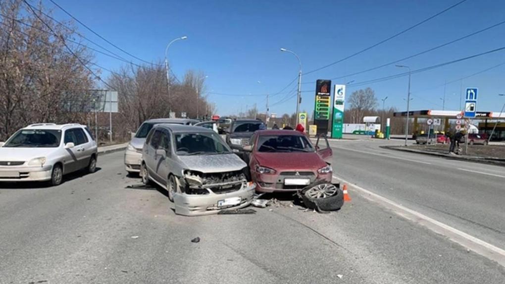 Водитель Cadillac устроил массовую аварию с пятью автомобилями в Новосибирске