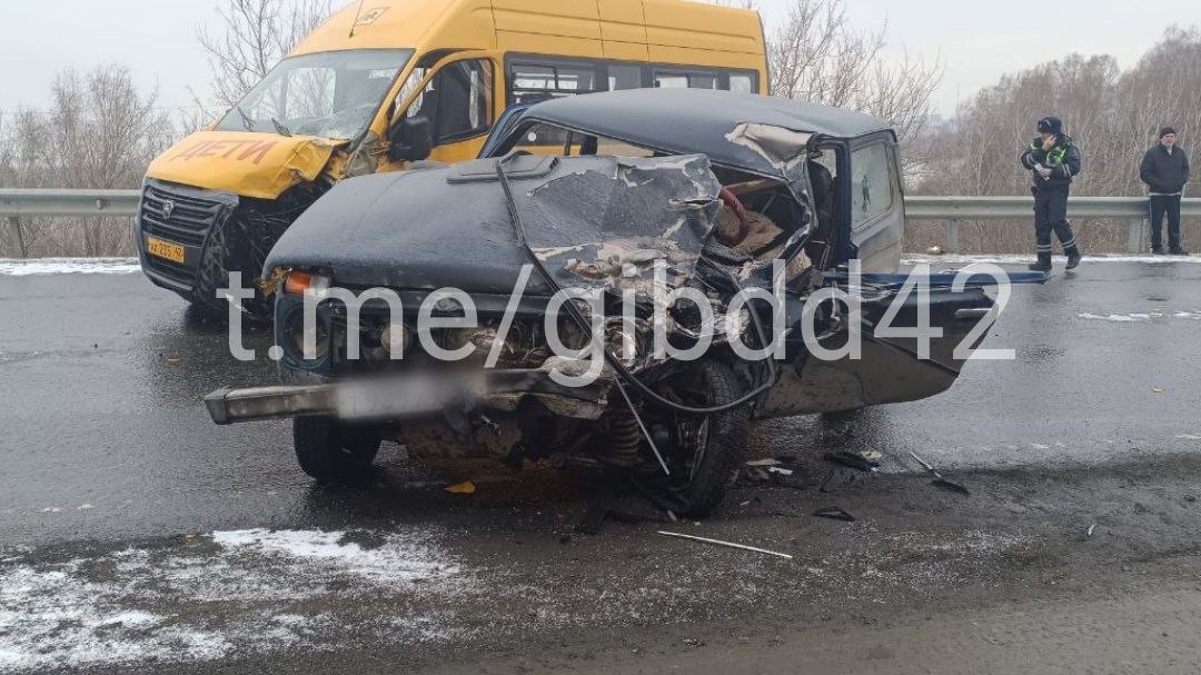 На кемеровской трассе ограничили движение после аварии со школьным автобусом