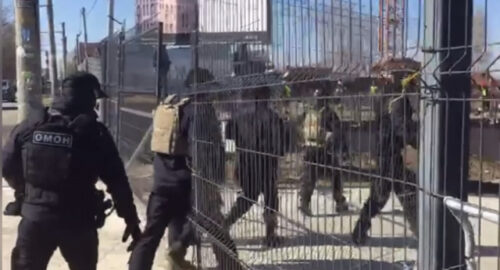 После рейда в Новосибирске мигрантов увезли в военкомат