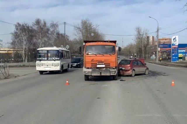 В Новосибирске 24-летний водитель КАМАЗа спровоцировал тройное ДТП