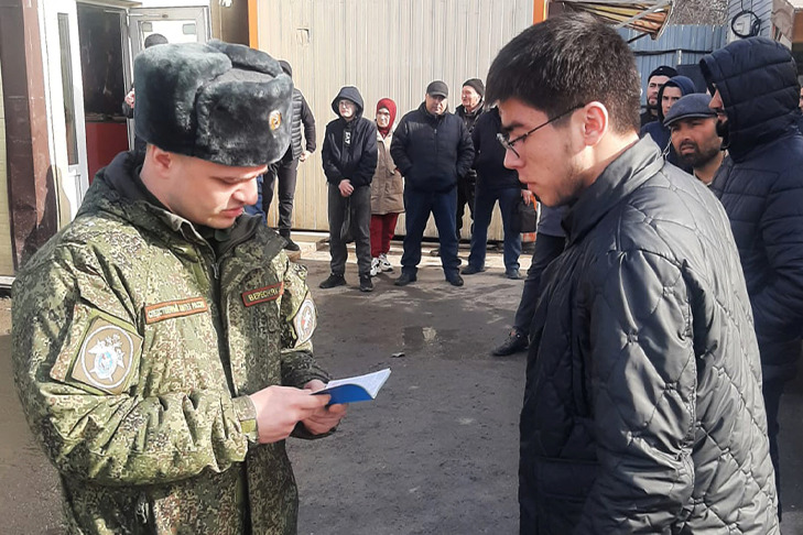 Более 20 мигрантов с Хилокского рынка в Новосибирске получили повестки
