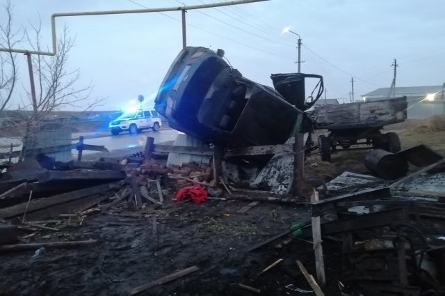 Под Новосибирском скончался водитель, снесший забор жилого дома