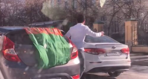 Мигрант сплясал около автомобиля на проезжей части в Тюмени
