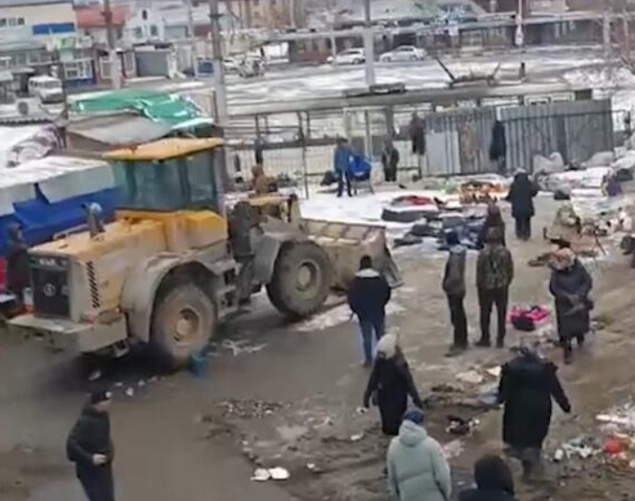 Тракторист разгромил рынок с мигрантами на Гусинобродском шоссе в Новосибирске