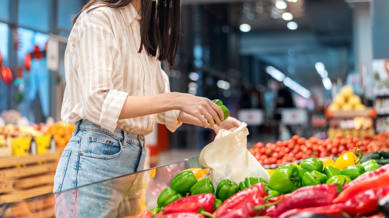 Около 150 кг продуктов сняли с продажи в новосибирском «Светофоре»