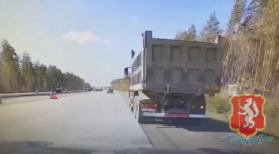 Момент столкновения Nissan с грузовиком на ЕКАД попал на видео