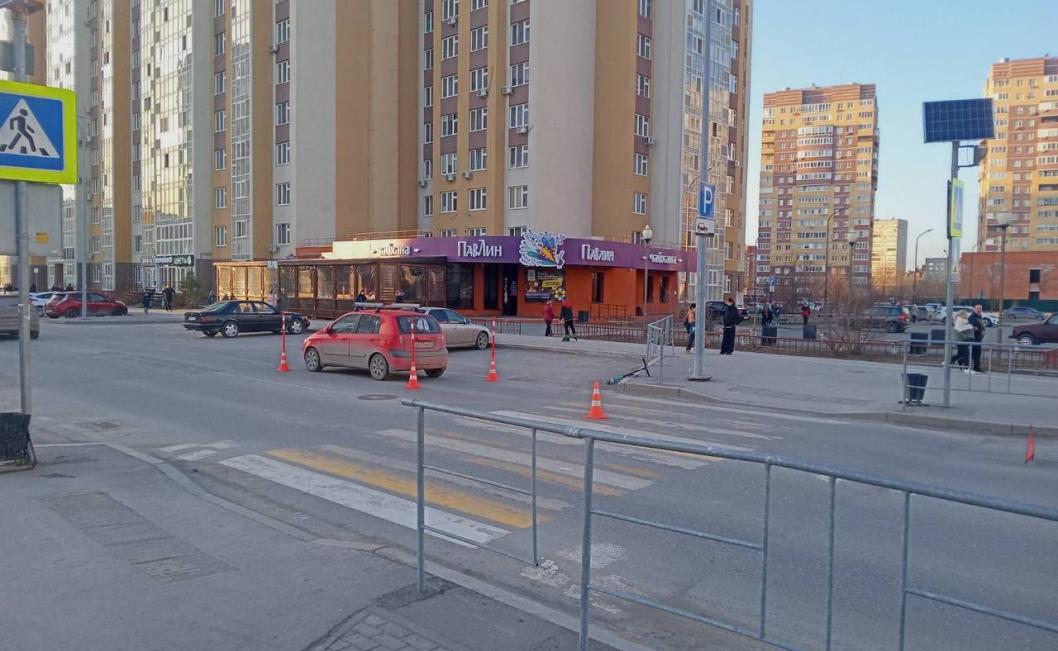 В Тюмени 11-летний ребенок на самокате угодил под колеса иномарки