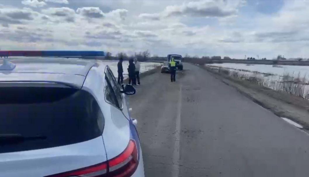На затопленной дороге в Тюменской области ограничили движение