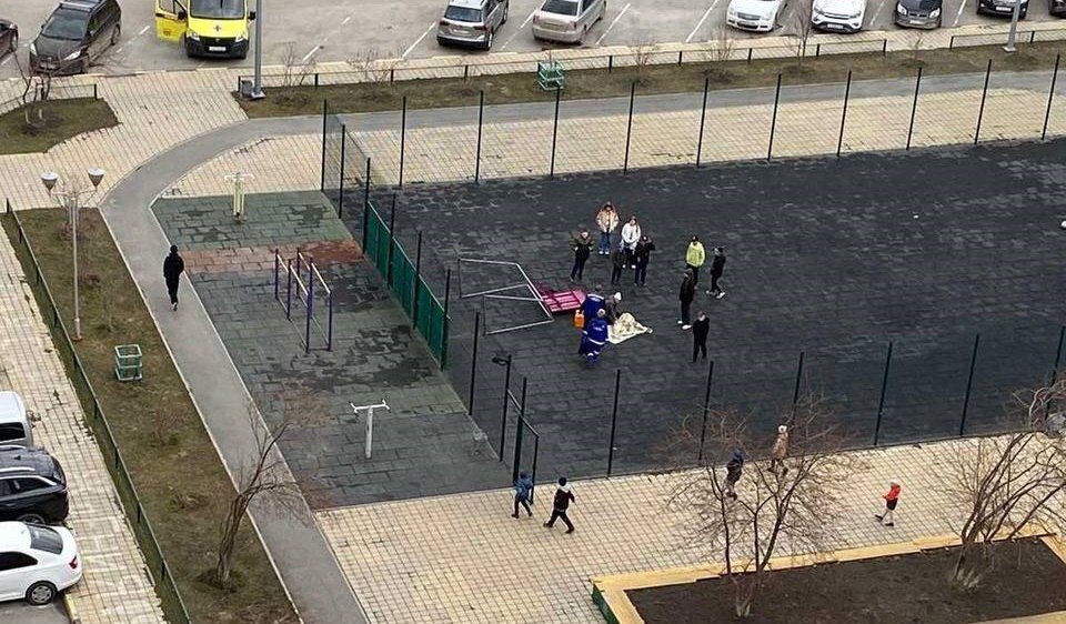 В Тюмени школьник получил перелом ноги после падения на него баскетбольного щита