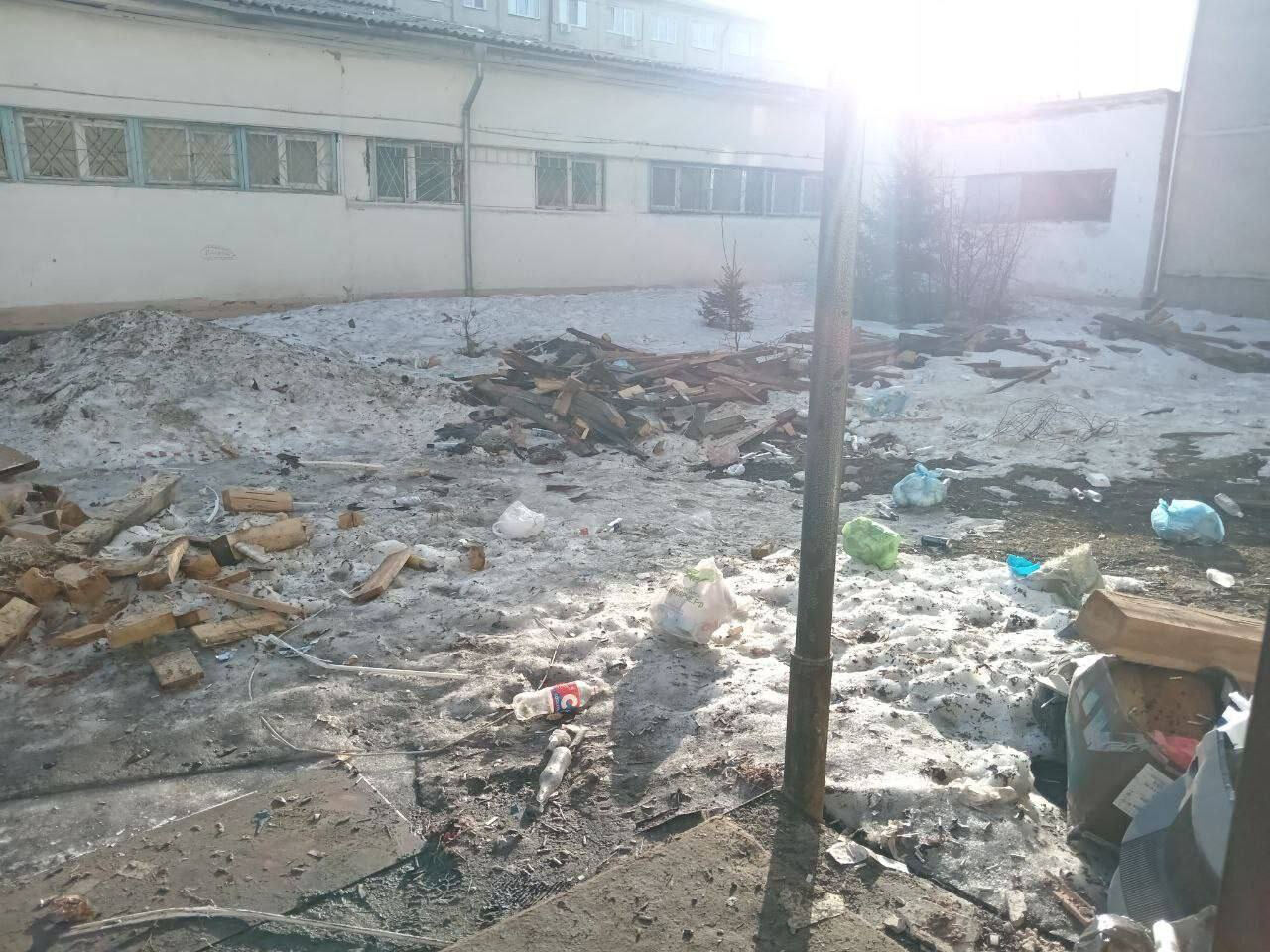 Кемеровчанин возмутился мусором во дворе пятиэтажного дома
