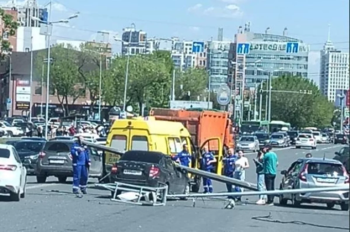 Упавший столб пробил салон автомобиля в Тюмени