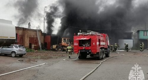 Спасатели ликвидировали пожар в гаражном боксе в Новокузнецке