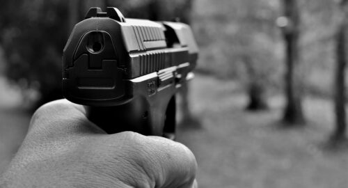 В Кемерово мужчина открыл стрельбу из пневматики в соседа после ссоры у парковки