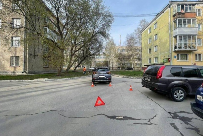 Девочка на самокате попала под колеса автомобиля в Новосибирске