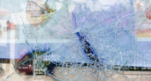 Неизвестный расстреливает автомобили на Беловежской в Новосибирске
