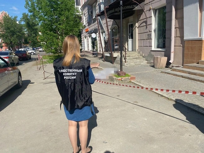 В Барнауле молодой рабочий сорвался с крыши здания