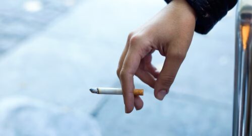 Несовершеннолетним в ХМАО запретят посещать табачные магазины и кальянные