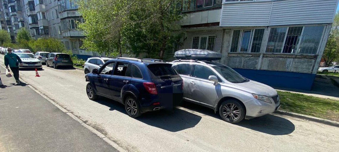 Ребенок попал под колеса машины во дворе дома в Новосибирске