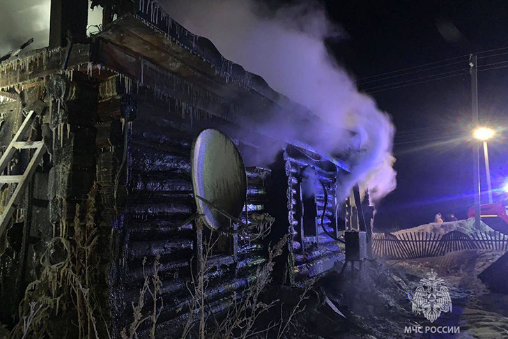 В Новосибирске при ночном пожаре в доме погибли два человека