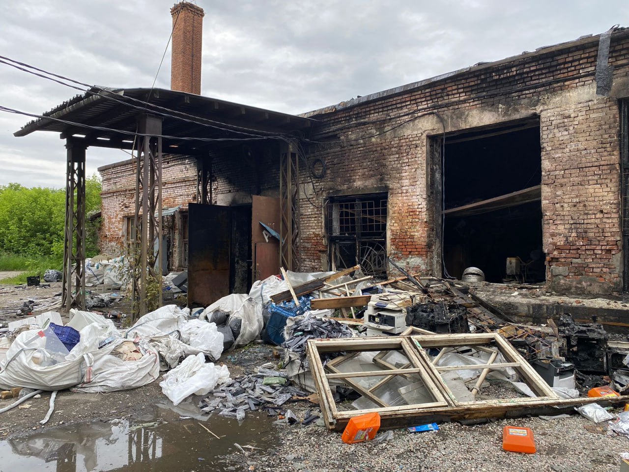 Пострадавший при пожаре в новосибирском цехе умер в больнице