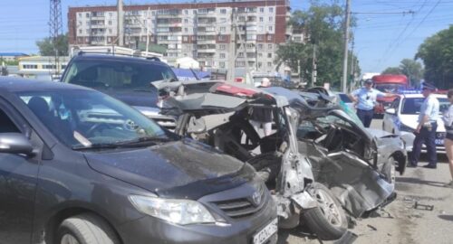 Машину расплющило после ДТП на Петухова в Новосибирске