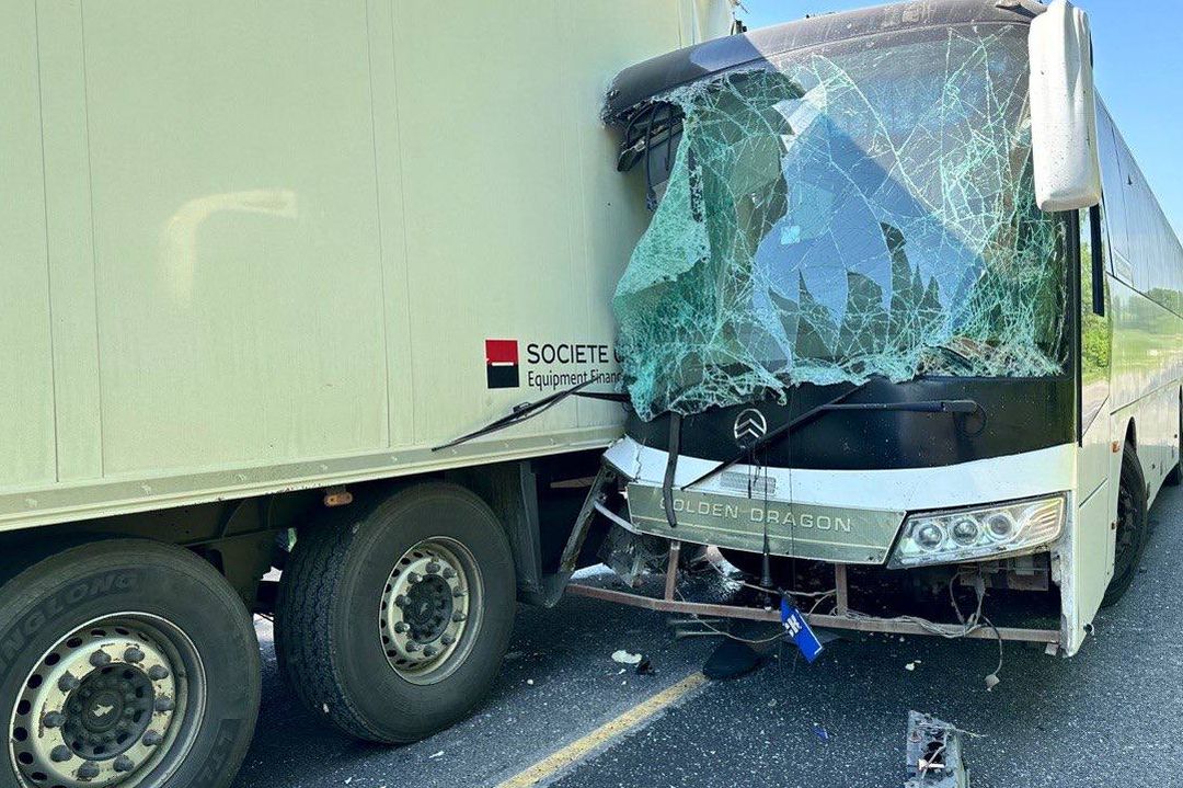 В Кемеровской области автобус с 29 пассажирами врезался в фуру