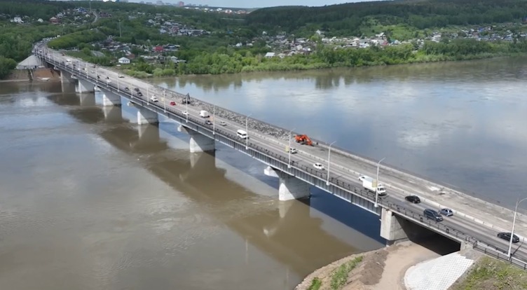 Глава Кемерова показал кадры ремонта Кузбасского моста с высоты птичьего полета