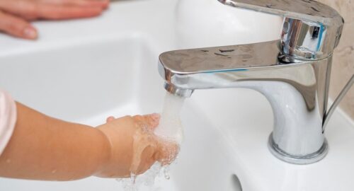 В жилых домах Омска на целый день отключат воду