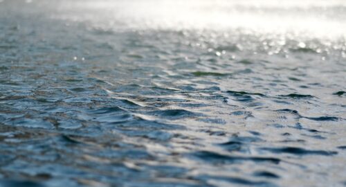Большой поток воды на юге Кузбасса затапливает дороги
