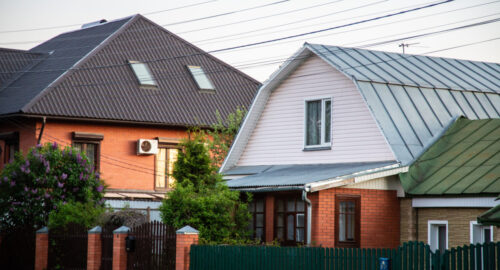 Жители тюменского поселка просят президента спасти их от выселения из дома МЧС