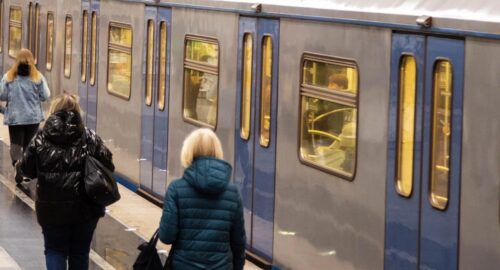 Упавшую на пути в метро Новосибирска женщину доставили в ПНД