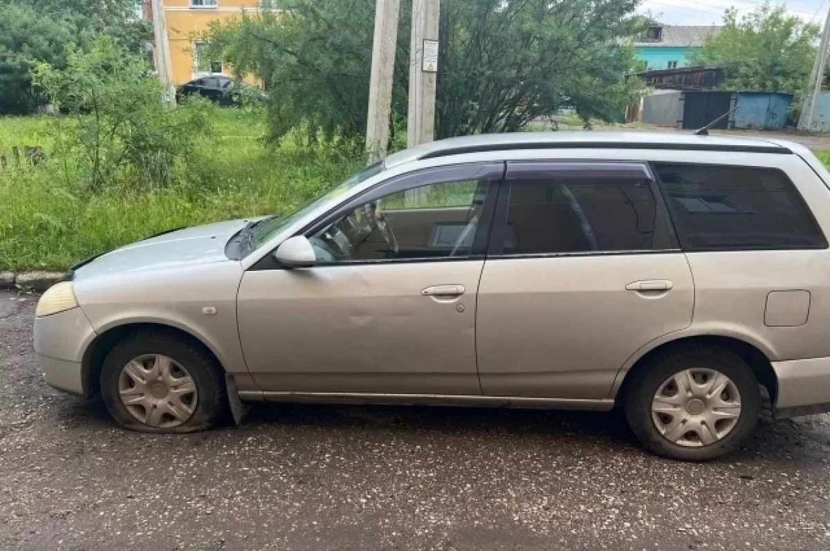 В Красноярском крае молодые люди из-за спора прокололи колеса чужих машин