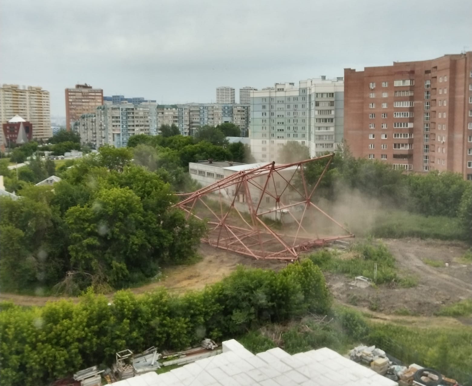 Появилось видео падения телевизионной вышки в Новосибирске