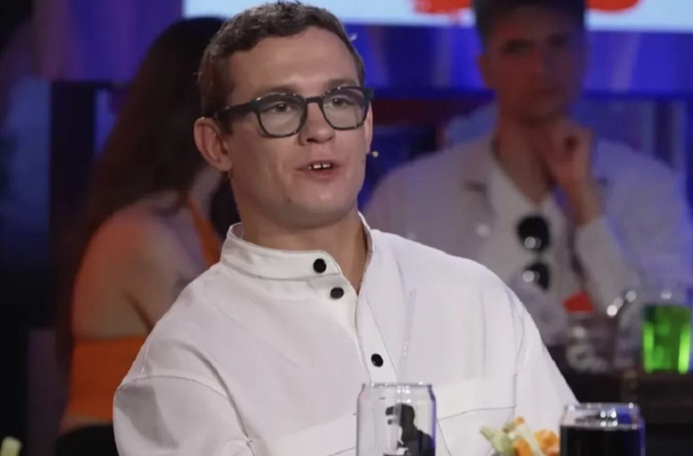 На шоу Басты новосибирский актер Кологривый высказался о сексе втроем