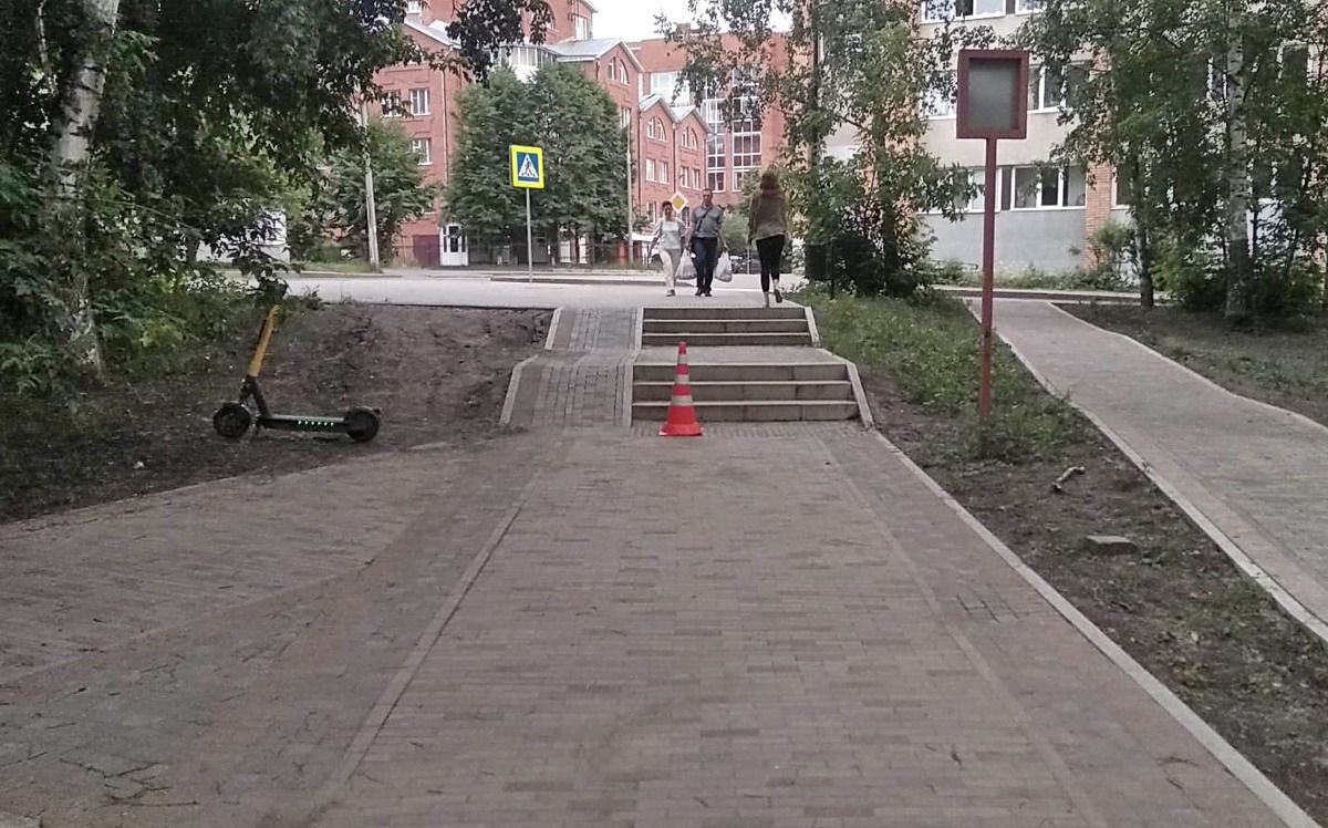 Две девочки на электросамокате наехали на женщину в Томске