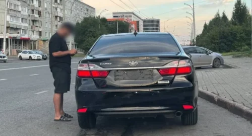 На аукцион в Новосибирске выставлена черная Toyota Camry