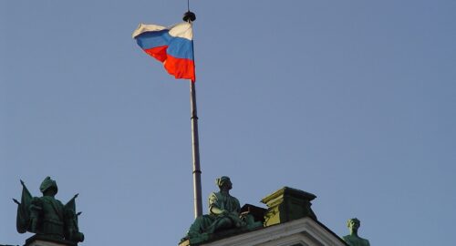 Мигранта подняли за шкирку за отказ встать под гимн России