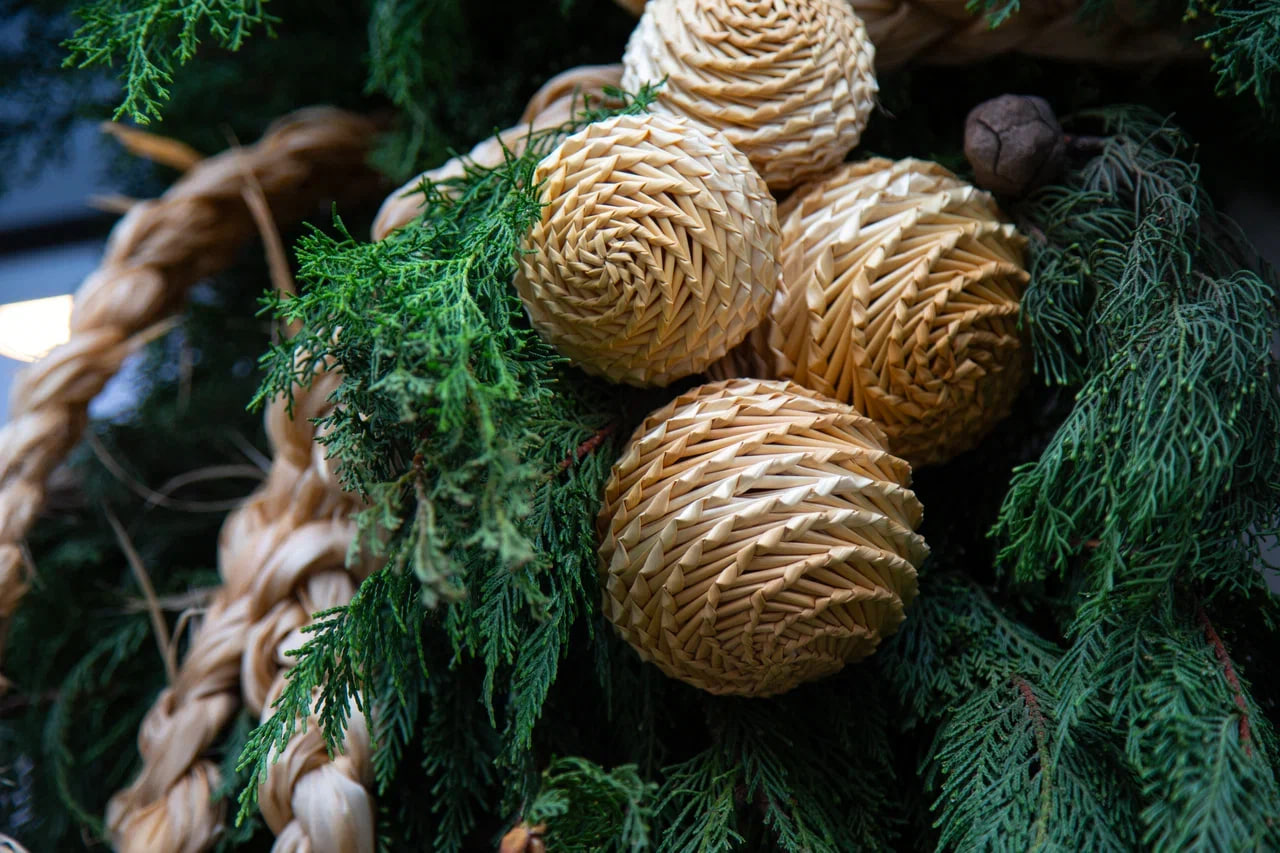 В Томске на Новособорной начали устанавливать главную 24-метровую новогоднюю ель