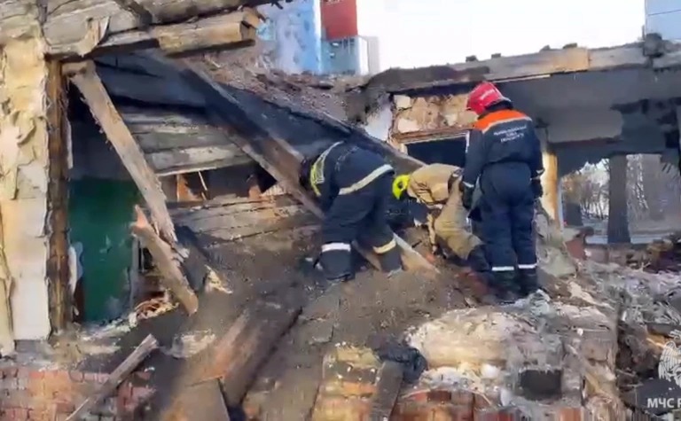Пытавшегося разобрать дом на дрова омича завалило насмерть обломками