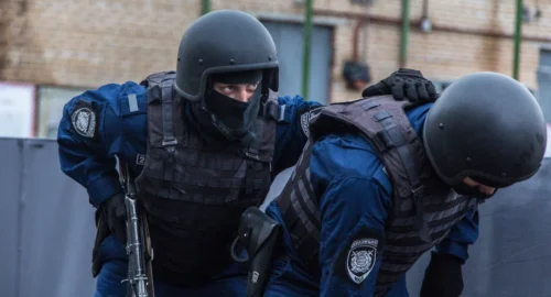 В Екатеринбурге преступник с гранатой сбил полицейского при задержании