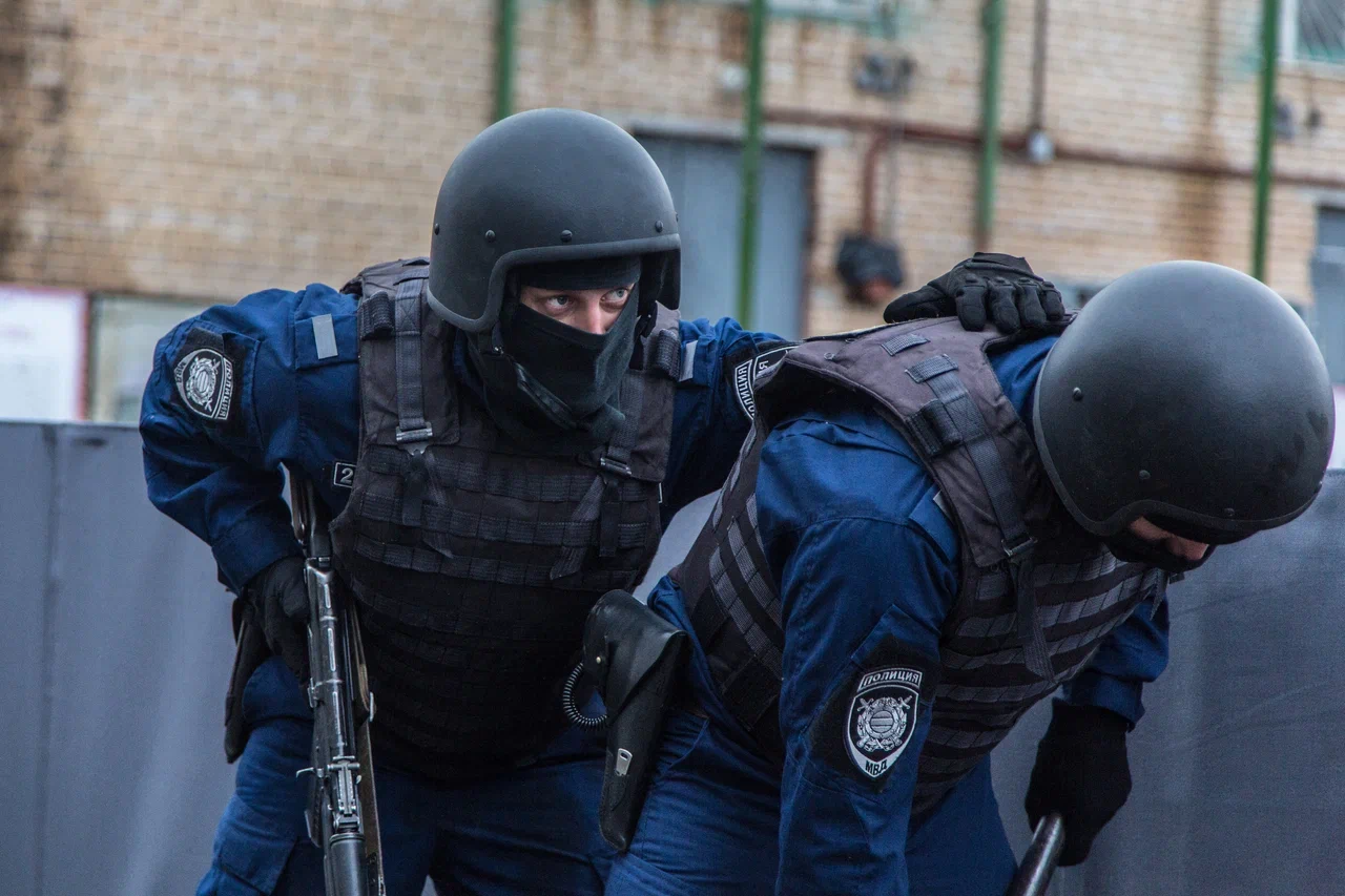 В Екатеринбурге преступник с гранатой сбил полицейского при задержании